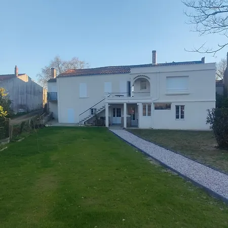 La Maison De Louisette بيت للعطل